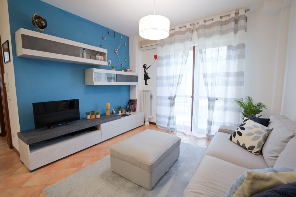 ampio salotto e cucina attrezzata casa vacanze umbria sul lago trasimeno