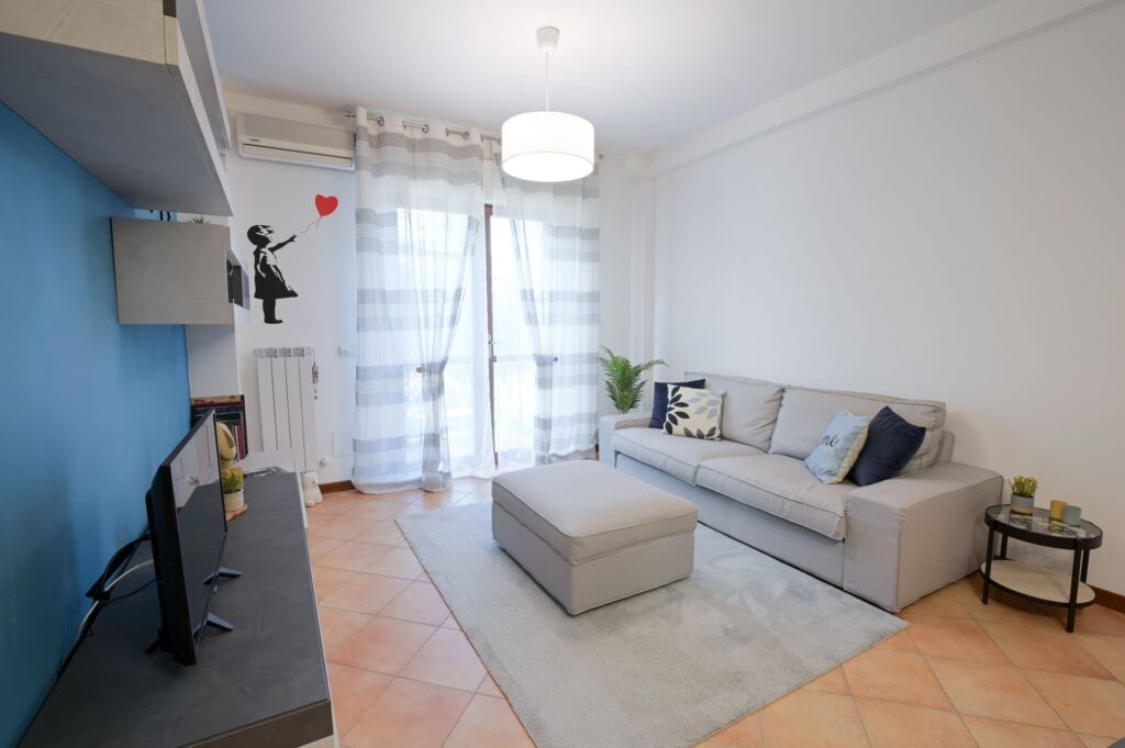 ampio salotto e cucina attrezzata casa vacanze umbria sul lago trasimeno