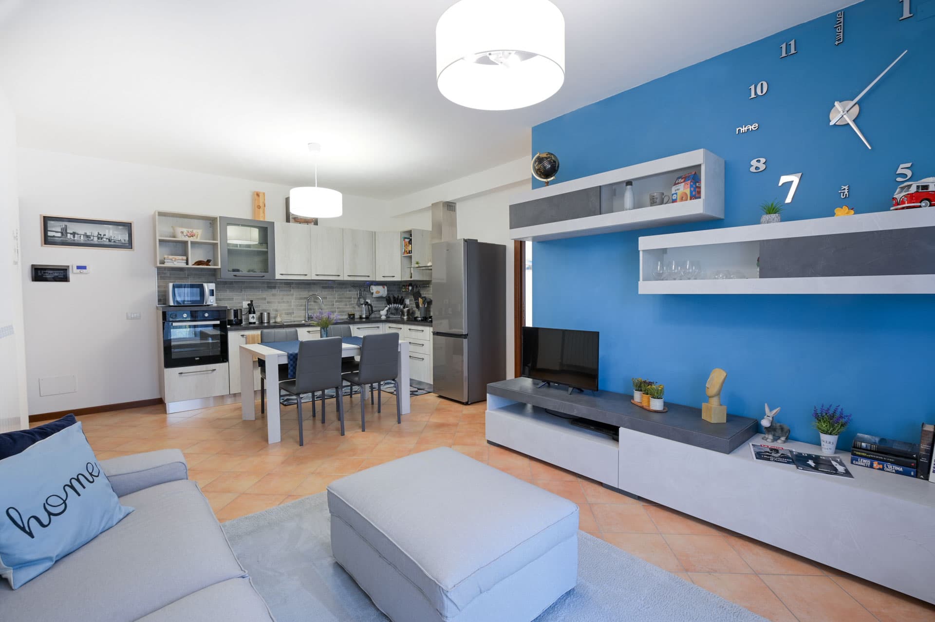 ampio salotto e cucina attrezzata casa vacanze umbria sul lago trasimeno