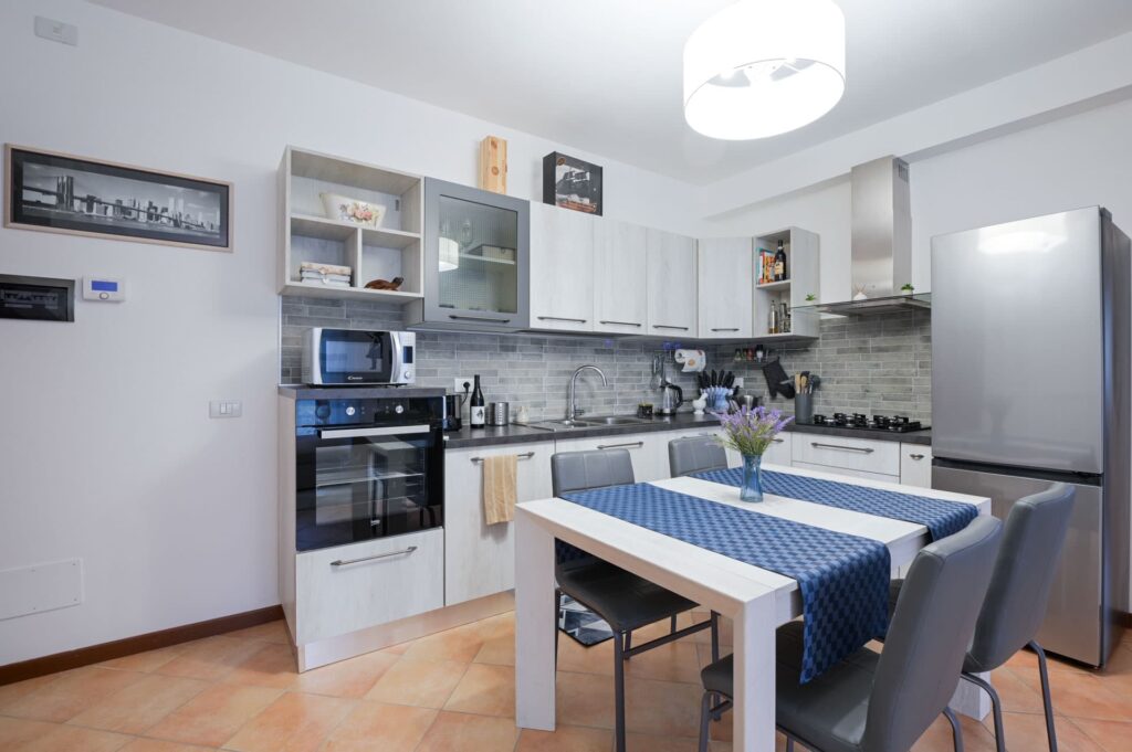 ampio salotto e cucina attrezzata casa vacanze umbria sul lago trasimeno
