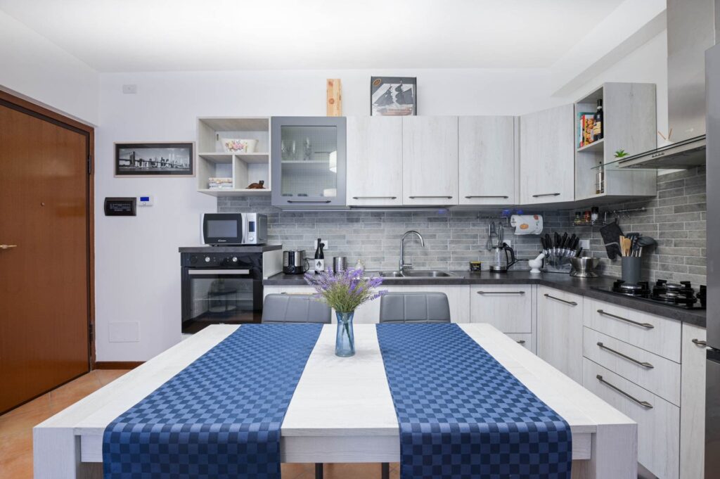 ampio salotto e cucina attrezzata casa vacanze umbria sul lago trasimeno