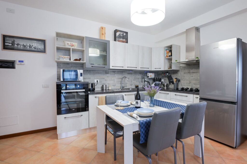 ampio salotto e cucina attrezzata casa vacanze umbria sul lago trasimeno
