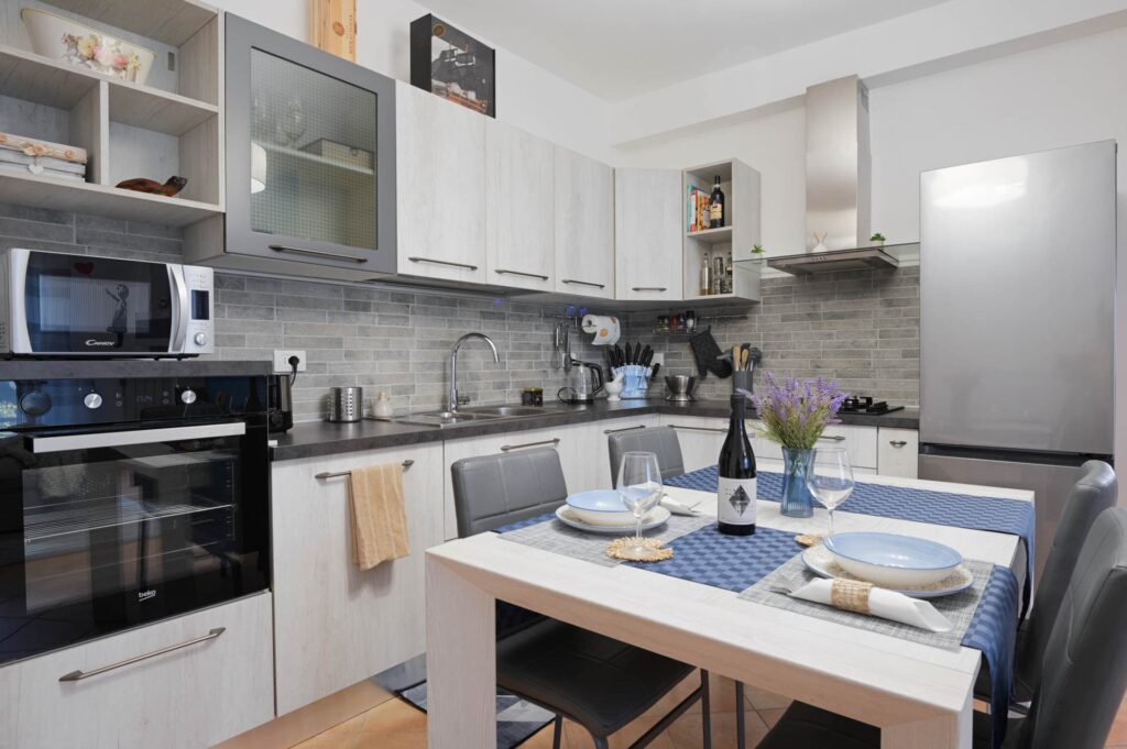 ampio salotto e cucina attrezzata casa vacanze umbria sul lago trasimeno